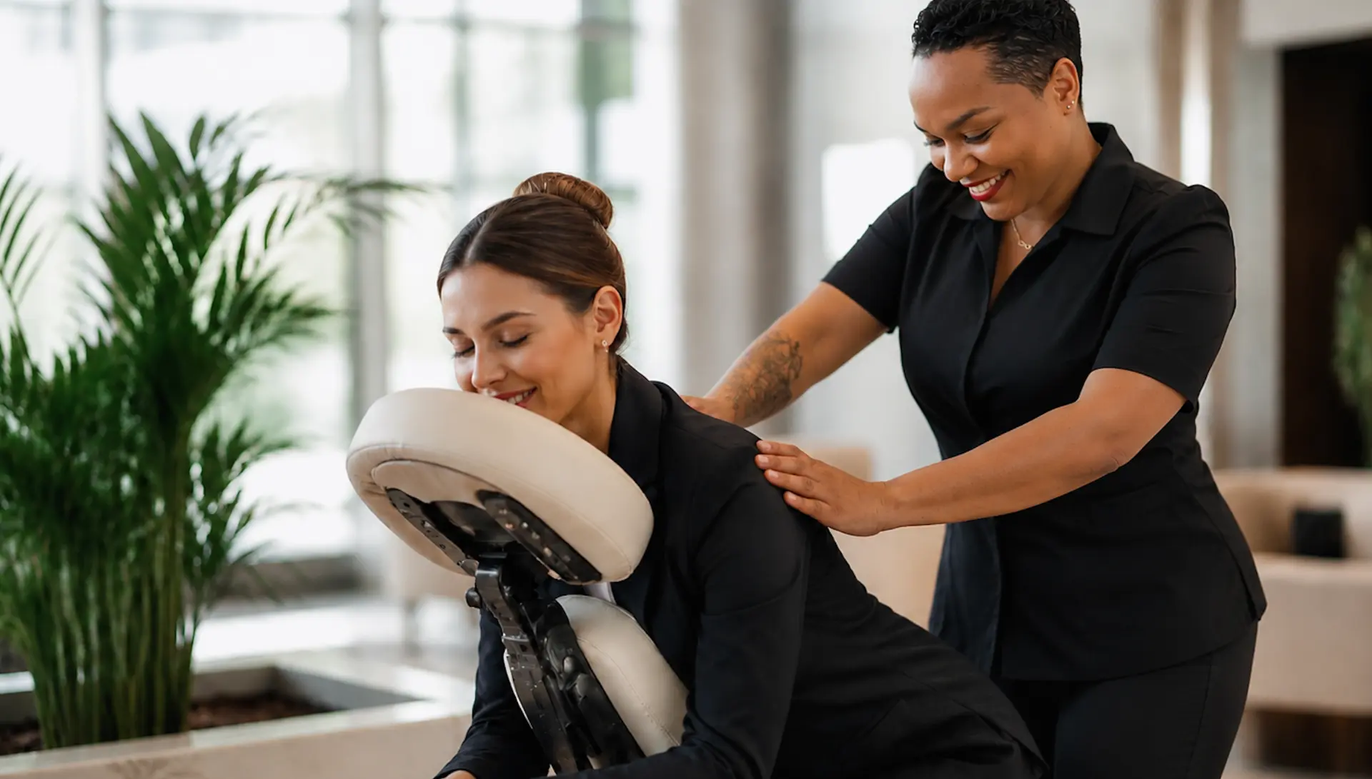 Massage bien-être proposé à une collaboratrice dans un lieu professionnel